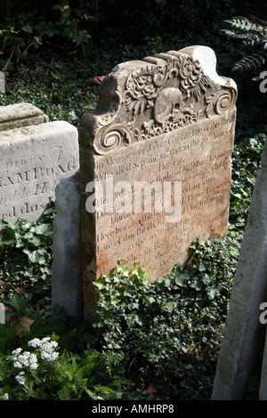 Les pierres tombales à St Pancras Old Church Cemetery. Camden, Londres, Angleterre Banque D'Images