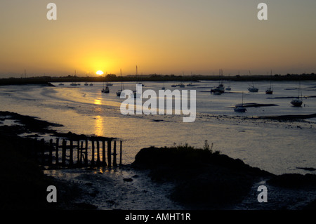 Lever du soleil le long d'une rivière à marée de l'Angleterre à marée basse Banque D'Images