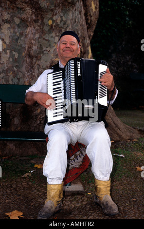 Portugal, Madère, Funchal, Monte bei Mann mit Ziehharmonika am Platz Largo da Fonte Banque D'Images