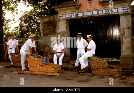 Portugal, Madère, Funchal, Korbschlittenfahrer in Monte Banque D'Images