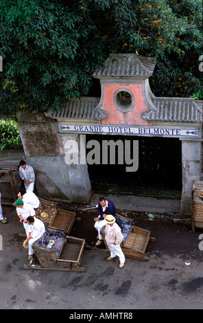 Portugal, Madère, Funchal, Korbschlittenfahrer in Monte Banque D'Images