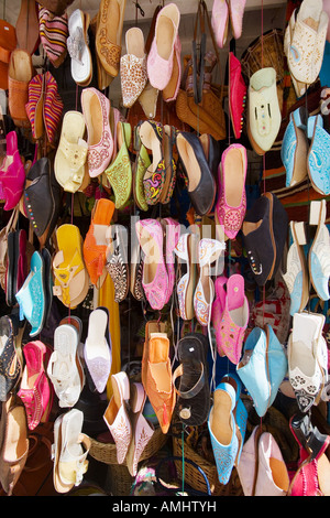 Chaussures arabe coloré de l'alignement dans un magasin Banque D'Images