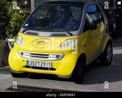 Les voitures Smart sont populaires sur l'île de St Barth Banque D'Images