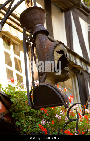 Signe de la ferronnerie dans la rue du Gros Horloge Rouen Normandie France Banque D'Images