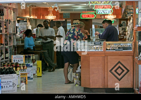 Visiteurs shopping en duty free store Front Street Philipsburg St Maarten Banque D'Images