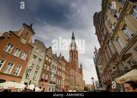 Hôtel de ville de Gdansk comme vu de la longue rue du Marché (Ulica Długa), Pologne Banque D'Images