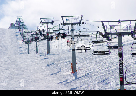 Rangée de télésièges dans ski Faraya Mzaar Lebanon Banque D'Images