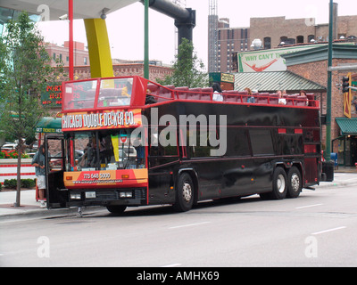 Open top tour bus stop River North Chicago Illinois USA Banque D'Images