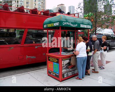 Open top bus tour billetterie Chicago River North Illinois USA Banque D'Images