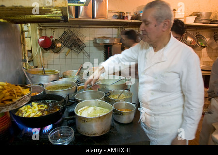 Vieux faire cuire les frites dans un petit restaurant cuisine avec des aliments en pots gardés chauds Beyrouth Liban Banque D'Images