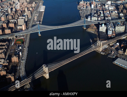 Vue aérienne au-dessus de Brooklyn Williamsburg et la ville de New York les ponts sur l'East River Banque D'Images