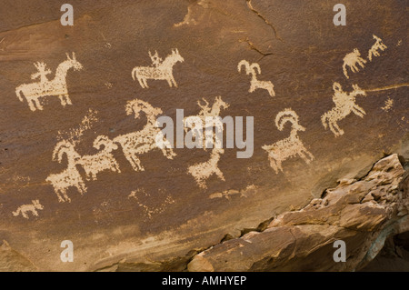 Art rupestre indien représentant des chevaux et des mouflons au parc national d'Arches, Utah, États-Unis Banque D'Images