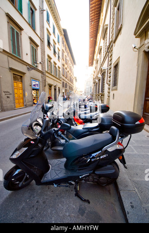 Une rangée de scooters et motos garées dans une rue de Florence, Italie. Banque D'Images