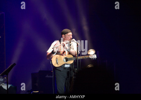 Ian Anderson joue la flûte au concert de Jethro Tull Banque D'Images