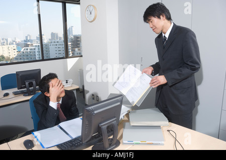 Manager de parler à employé de bureau Banque D'Images