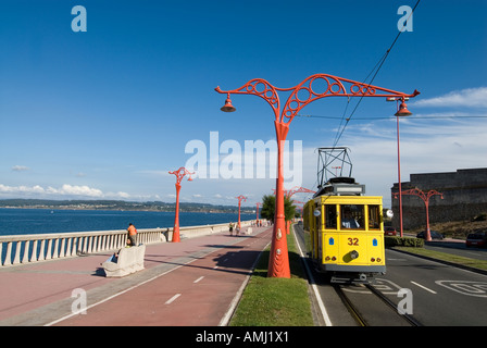 Tramway sur le Paseo Marítimo à La Corogne, Galice, Espagne Banque D'Images