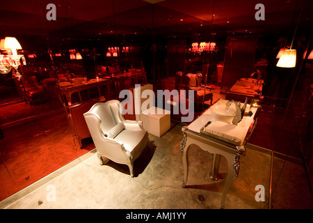 Des toilettes à l'intérieur d'un lan opulent restaurant de luxe conçu par Philippe Starck Beijing Chine Banque D'Images