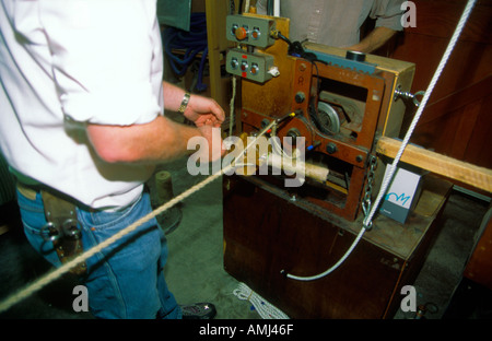 Tony Knowles de finir à la main, des cordes pour les cloches d'église dans la résidence à W R Outwaite et fils à Hawes Yorkshire Banque D'Images