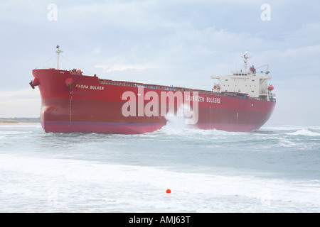 8 juin 2007, le vraquier Pasha a dérivé sur Nobby Beach Newcastle Nouvelle Galles du Sud en Australie. Banque D'Images