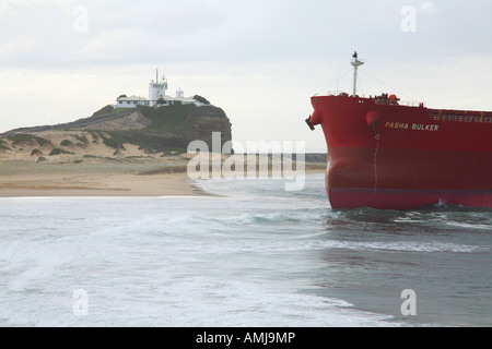 8 juin 2007, le vraquier Pasha a dérivé sur Nobby Beach Newcastle Nouvelle Galles du Sud en Australie. Banque D'Images