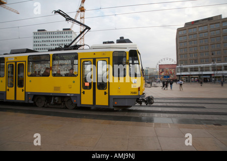 BVG berlin voyager tramway jaune s'Alexanderplatz Berlin Allemagne Banque D'Images