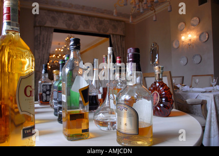 Une collection de bouteilles de boissons alcoolisées dans un restaurant chic Prague république tchèque Banque D'Images