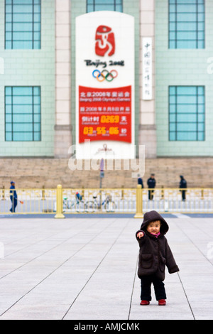 Jeune enfant chinois en face de l'horloge du compte à rebours des Jeux Olympiques de Pékin place Tiananmen Chine Banque D'Images