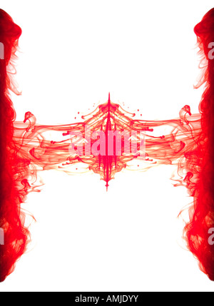 Image abstraite de l'encre rouge formant des formes dans l'eau Banque D'Images