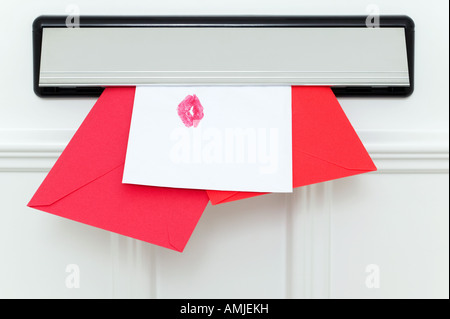 Cartes de Saint-valentin venant par la boîte aux lettres un scellé par un baiser Banque D'Images