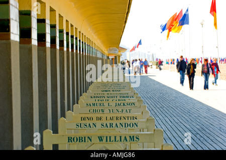 Les planches une planche, promenade sur la plage avec l'évolution des refuges du nom de Holywood stars à Deauville en Normandie France Banque D'Images