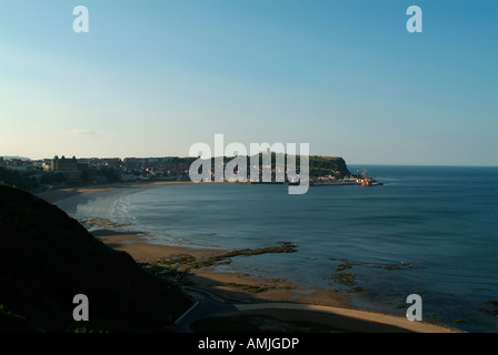 Vue en direction nord vers le château de Scarborough au sud de la baie à Scarborough dans le Yorkshire Banque D'Images