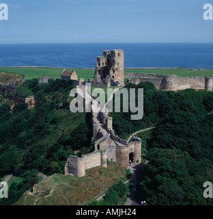 Vue aérienne de la mer donnant sur le château de Scarborough NorthYorkshire UK Banque D'Images