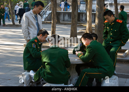 Des soldats chinois Jeux de cartes chez Dingling Tombeaux Ming Beijing Chine Banque D'Images