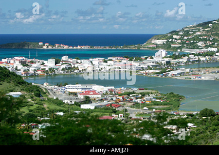 Philipsburg St Maarten avec Salt Pond en premier plan Great Bay et la mer des Caraïbes au-delà Banque D'Images