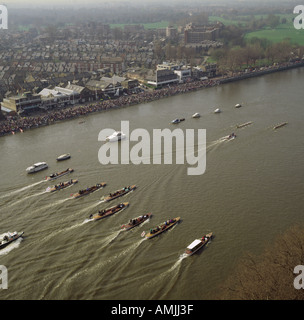 La course de bateau entre les universités d'Oxford et de Cambridge sur la Tamise, Londres UK Vue aérienne Banque D'Images