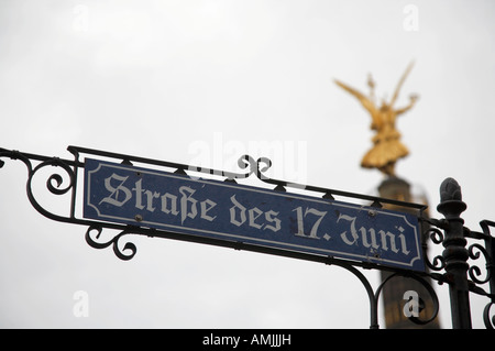 Colonne de la Victoire Berlin Siegessäule derrière roadsign pour Strasse des 17 Juni Berlin Allemagne Banque D'Images