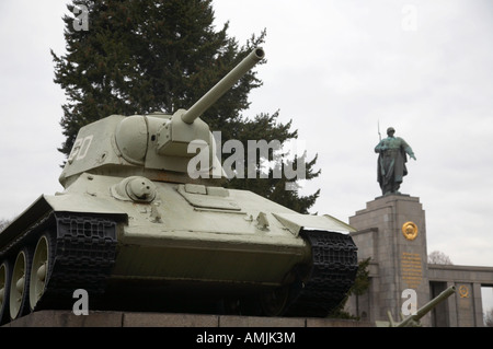 T 34 tank au monument commémoratif de guerre soviétique Tiergarten Berlin Allemagne Banque D'Images