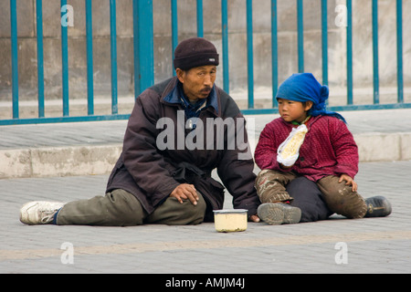 L'homme et de la jeune fille chinoise mendiant dans les rues de Pékin Chine Banque D'Images