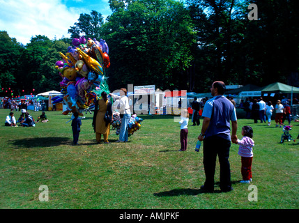 Célébrations de l'Eid Eid Mela - avec l'homme de vendre des ballons dans Birmingham West Midlands England Banque D'Images