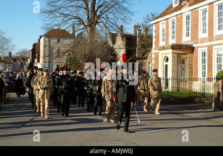 Lignes des soldats célébrer leur retour d'Irak les fusils une élite Rifle Regiment le long de la proximité de la cathédrale de Salisbury Banque D'Images