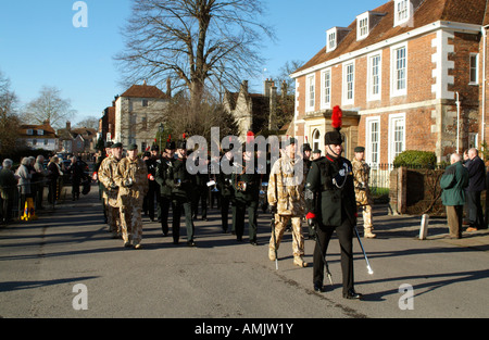 Lignes des soldats célébrer leur retour d'Irak les fusils une élite Rifle Regiment le long de la proximité de la cathédrale de Salisbury Banque D'Images