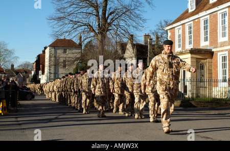 Lignes des soldats célébrer leur retour d'Irak les fusils une élite Rifle Regiment le long de la proximité de la cathédrale de Salisbury Banque D'Images