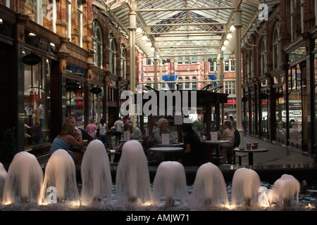 Un arrêt pour le café entre les boutiques dans le quartier Victoria Leeds West Yorkshire Angleterre Banque D'Images