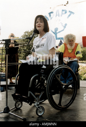 Femme dans un fauteuil roulant s'adressant à un public ayant une déficience à l'adapter sur Washington Mars événement Défense des droits des personnes handicapées Banque D'Images