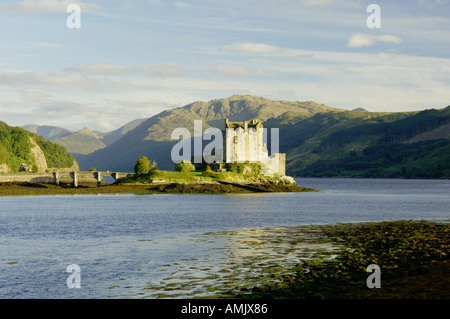 Le Château d'Eilean Donan sur Loch Duich dans la région des hautes près de Dornie, et Kyle of Lochalsh, dans l'ouest de l'Écosse, Royaume-Uni Banque D'Images