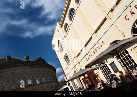 Les repas en plein air près de The Corn Exchange dans le centre-ville de Leeds Yorkshire Angleterre Wesy Banque D'Images