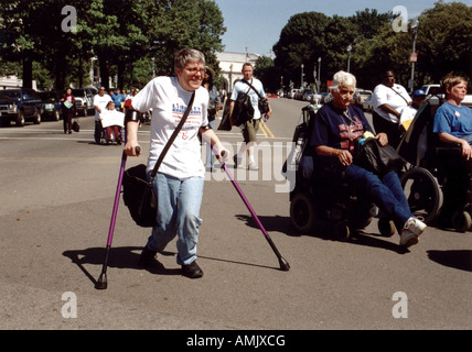 Femme ayant un handicap à marcher avec l'aide de béquilles à Washington, D.C. le long avec d'autres personnes handicapées Banque D'Images