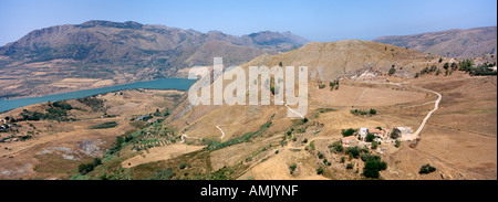 Réservoir de ferme et Paysage près de Caccamo Sicile Italie Banque D'Images