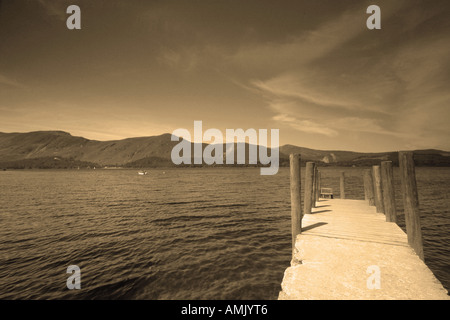 Une photographie d'une jetée de Derwent water dans le Lake District Cumbria Banque D'Images