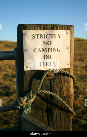 Strictement aucun camping ou des feux de signalisation sur une porte de poste par la route à haut Hauxley Northumberland Royaume-uni UK Banque D'Images